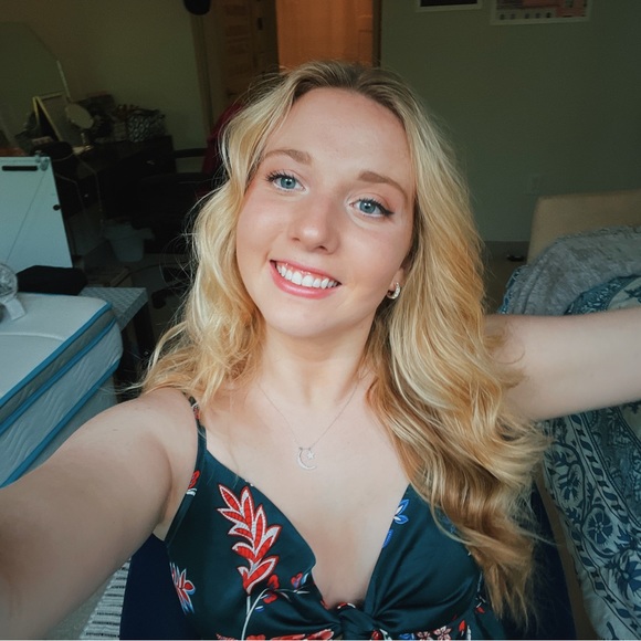 Meet your Posher, Kat - Picture 4 of 10